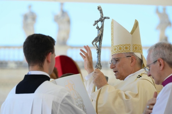 papież Leon błogosławi